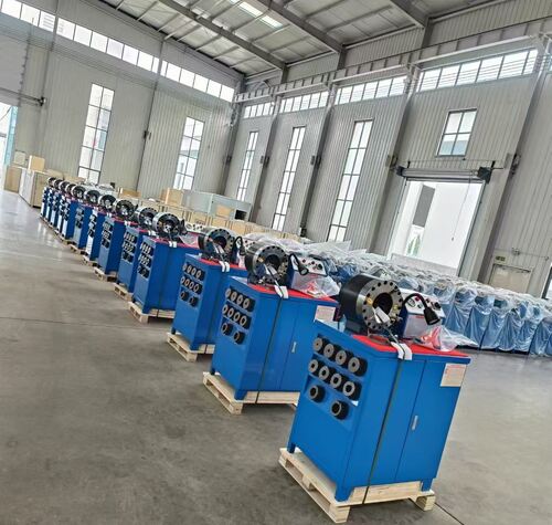 Neueste Unternehmensnachrichten über Wie beherrscht man die Genauigkeit und Geschwindigkeit in der Hydraulikschlauchkrempmaschine?