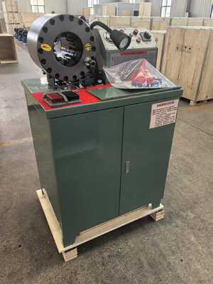 2-Zoll-Crimpgröße in grüner Farbe, erreicht einen Innenschlauchdurchmesser von 2,5 Zoll. Big Force 600T Crimpkraft-Gummischlauch-Crimpmaschine mit einem Bereich von 6 bis 51 mm und 10 austauschbaren Einsätzen mit Schnellwechsel-Formwerkzeugen