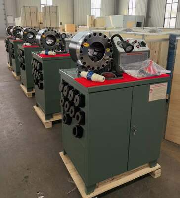 Ein guter Preis. 2 Zoll 600T OEM-Service-Gummischlauch-Crimpmaschine, höheres Modell, grüne Farbe, 220 V/380 V Spannung, spezielle elektrische Spannung mit 6–51 mm Reichweite und 10 austauschbaren Einsätzen Online