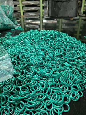 Ein guter Preis. Grüne NBR/FKM/FFKM/EDPM/SI Gummi-O-Ringe OEM/ODM Kompressionsformen mit guter Ölbeständigkeit 16-30 N/mm Reißfestigkeit Online