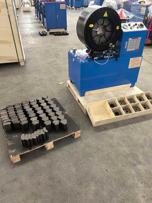Hydraulisch elektrisch 4 Zoll 4-102 mm Blaue Farbe Grundmodell Kürzer Modell 4 Schichten Schlauch Große Größe Industrielle Geflechtete Schlauchcrimping Maschine 4 Kw Kompaktstruktur