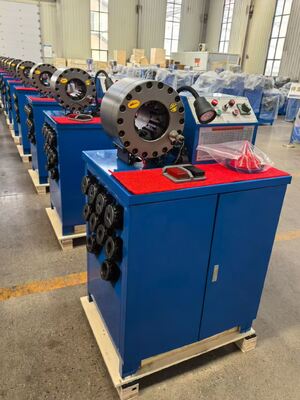 2-Zoll-Crimpgröße in blauer Farbe, erreicht einen Innenschlauchdurchmesser von 2,5 Zoll. Big Force 600T Crimpkraft-Gummischlauch-Crimpmaschine mit 6–51 mm Bereich und 10 austauschbaren Einsätzen mit Schnellwechsel-Formwerkzeugen