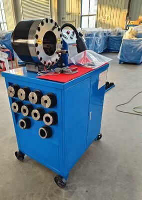 Ein guter Preis. Blaue elektrische 600T Krempkraft-Gummi-Schlauch-Krempmaschine mit 6-51mm Reichweite und 10 austauschbaren Würfeln Online