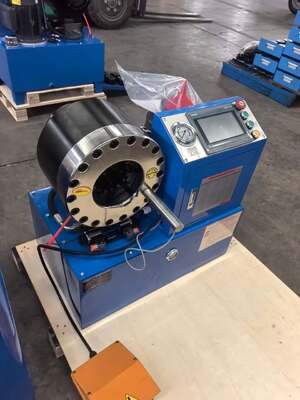 Ein guter Preis. 2 Zoll Crimpen bis zu 2,5 Zoll Bereich 6–51/64 mm SPS-Steuerung Systerm hydraulische Schlauch-Crimpmaschine mit Schnellwechsel-Formwerkzeug und Rack und 10 austauschbaren Matrizen, 220 V/380 V Spannung Online