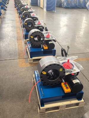 Ein guter Preis. 2-Zoll-Hydraulikschlauch-Crimpmaschine mit 12 V/24 V-Spannung, 600 T Crimpkraft, 10 Matrizen und 6–51 mm Reichweite für die Beladung von Autos Online