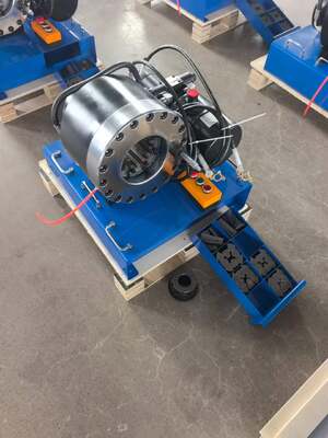Ein guter Preis. 12V/24V Spannung 2 Zoll Hydraulikschlauch-Crimpmaschine mit 600T Crimpkraft 10 Matrizen und 6-51mm Bereich für Autoladung für kleinere Arbeitsstimme online